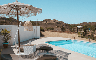 Cómo decorar un patio con piscina