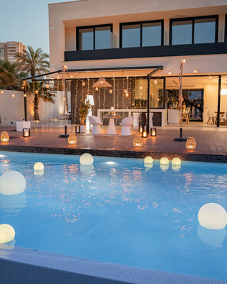 Muebles, iluminación y macetas de exterior para piscinas