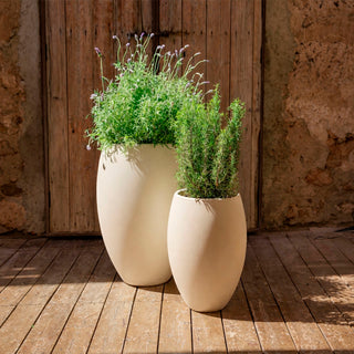 Muebles y maceteros de exterior en color beige
