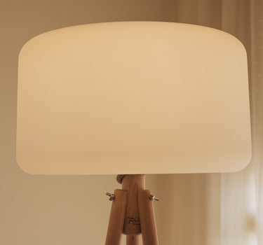 CANDEEIRO DE PÉ DE DESIGN COM PERNAS DE MADEIRA CHLOE 140 | USO INTERIOR