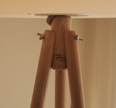 CANDEEIRO DE PÉ DE DESIGN COM PERNAS DE MADEIRA CHLOE 140 | USO INTERIOR