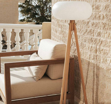CANDEEIRO DE PÉ DE DESIGN COM PERNAS DE MADEIRA DENISE