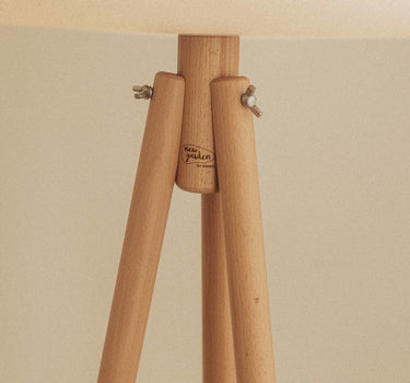 CANDEEIRO DE PÉ DE DESIGN COM PERNAS DE MADEIRA DENISE