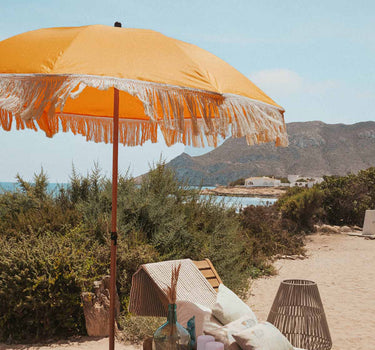 Guarda-sol vintage laranja com franjas ø170 x 210 cm.